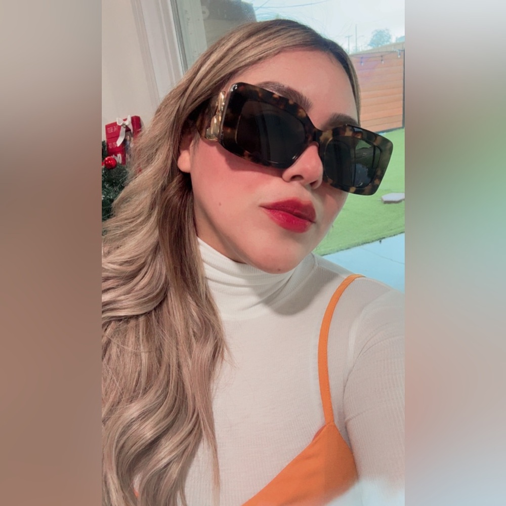 BIG SALE🫶Stella McCartney Tortoise Sunglasses with Gold Detail - Picture 2 of 16